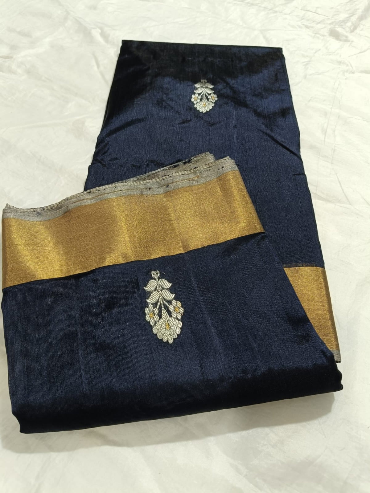 Pattu Silk Ek Naal Butti